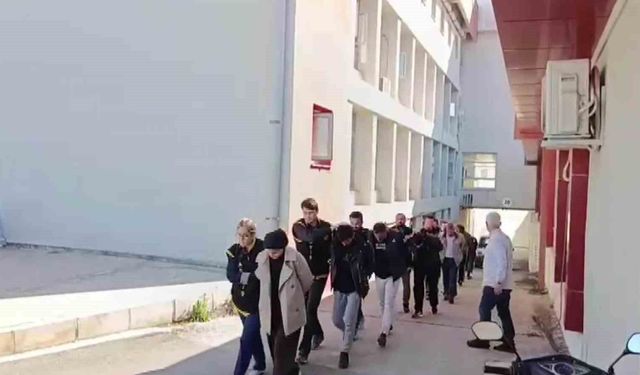 Kendilerini hakim, savcı ve polis olarak tanıtıp milyonluk vurgun yapan şebeke çökertildi