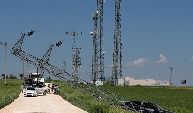 Kontrolden çıkan otomobil elektrik direğine çarparak durabildi