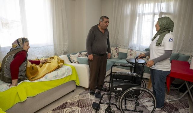 Engellilere tekerlekli sandalye ve hasta bezi desteği