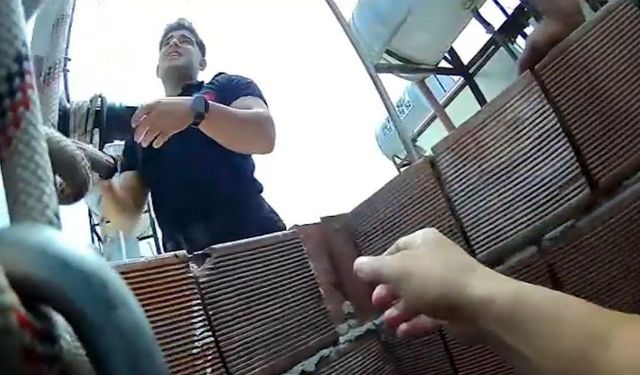 Düşen kediyi itfaiye ekipleri kurtardı