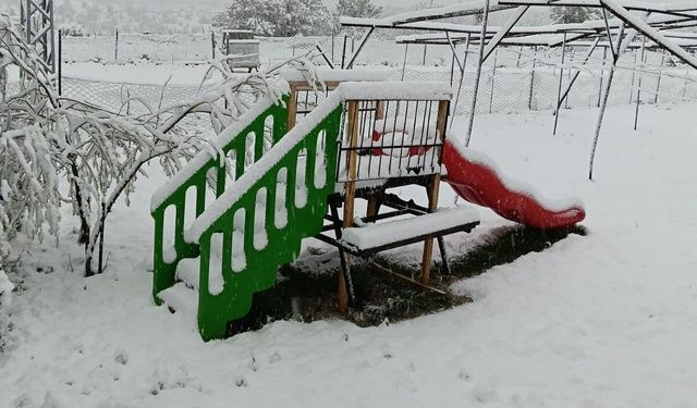 Mayısta kar yağışı etkili oldu, yaylalar beyaza büründü