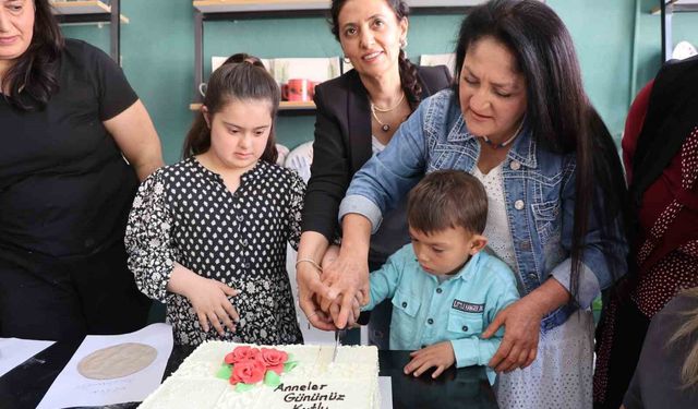 Özel çocuklar, anneleriyle birlikte çamuru sanata dönüştü