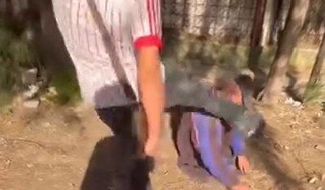 Yüzüne tekme atıp sosyal medyada paylaştılar