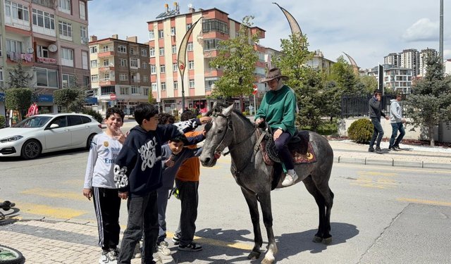 Niğde’de atıyla dolaşan vatandaş ilgi odağı oldu
