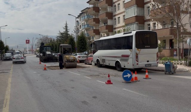 Niğde’de yol onarımı: Cadde trafiğe kapatıldı