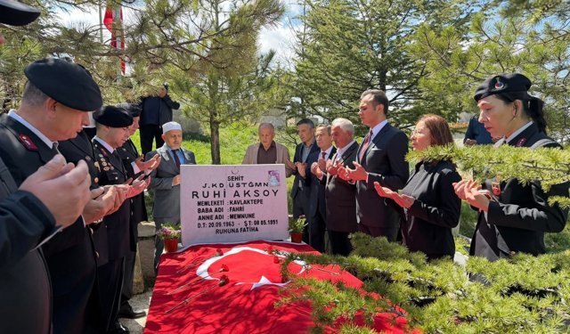 Şehit Üsteğmen Ruhi Aksoy şehadetinin yıl dönümünde kabri başında anıldı