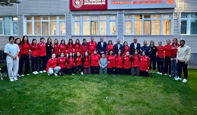AK Parti heyetinden U20 Kadın Güreş Milli Takımı’na ziyaret