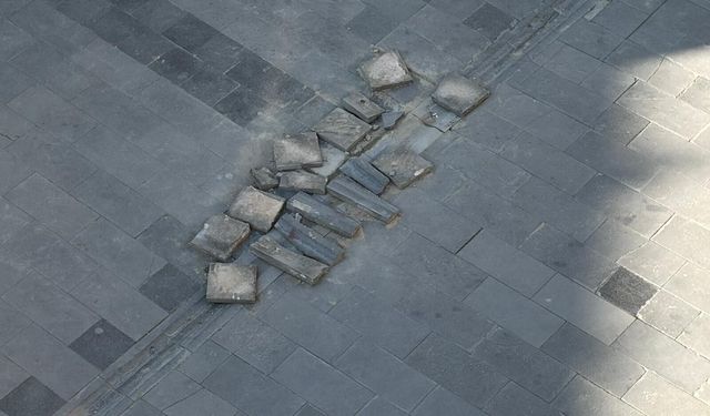 Niğde’de yeni çarşı’da kaldırım taşları yenileniyor