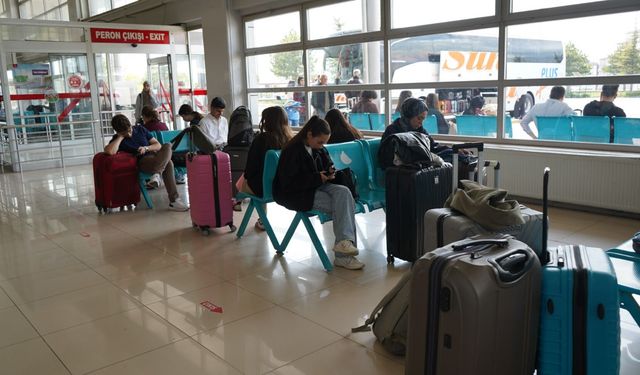 Niğde Otogarı’nda bayram yoğunluğu: Ek seferler de doldu