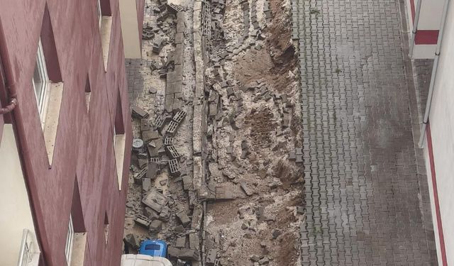 İlhanlı’da duvar çöktü