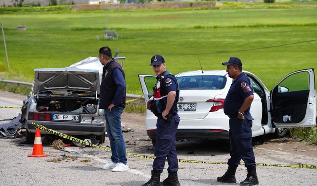 İki otomobil çarpıştı: 2 ölü 7 yaralı