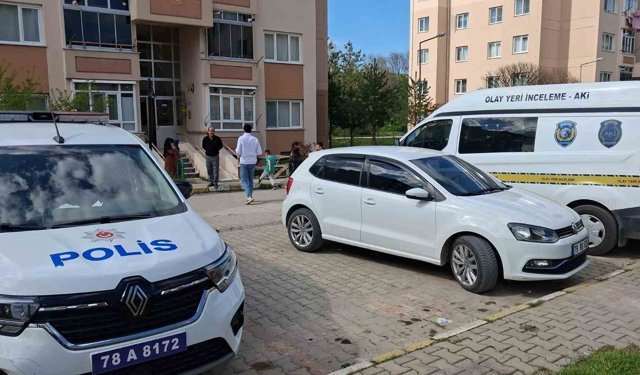 Yalnız yaşadığı evinde ölü bulundu