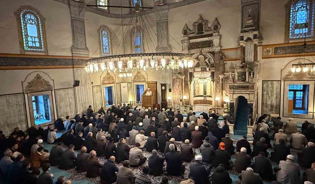 Bayram namazında Çapanoğlu camisinde saf tuttu