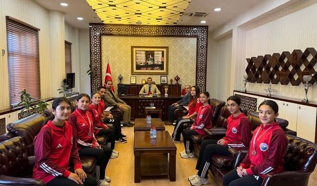 Çamardı'nın şampiyon güreşçilerinden Kaymakam Bektaş'a ziyaret