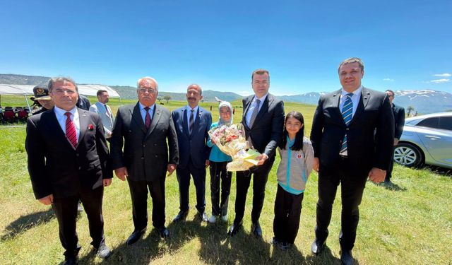 Vali Akmeşe, öğrencilerin uçurtma heyecanına ortak oldu