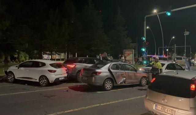 Niğde'de 5 aracın karıştığı zincirleme kaza: 2 yaralı