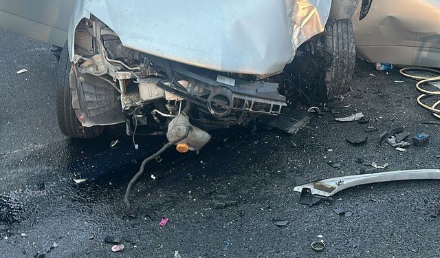 Otomobil direğe çarptı: 1 çocuk ölü, 3 yaralı