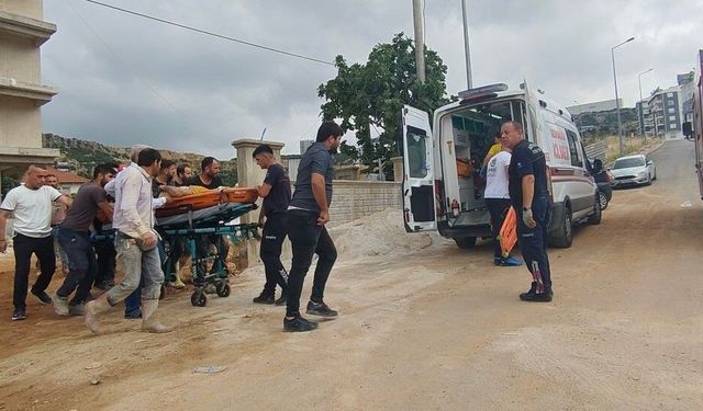 Asansör boşluğuna düşen müteahhit yaralandı