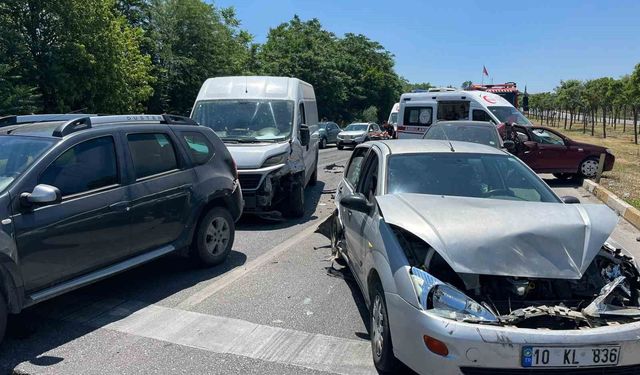 6 araç zincirleme kaza yaptı; 2 yaralı