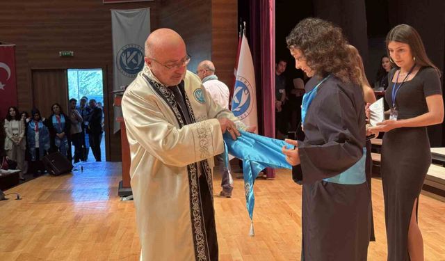 Bu üniversite kep atmıyor şed kuşanıyor