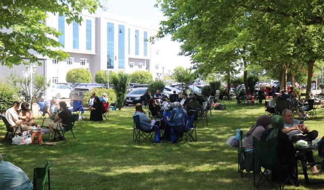 Çocuklar içeride ter döktü, aileler dışarıda piknik yaparak bekledi