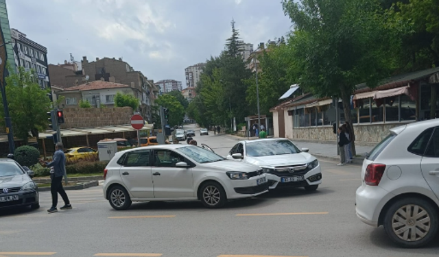 Niğde’de iki araç çarpıştı