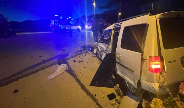 Otomobille hafif ticari araç çarpıştı: 1 ölü, 6 yaralı