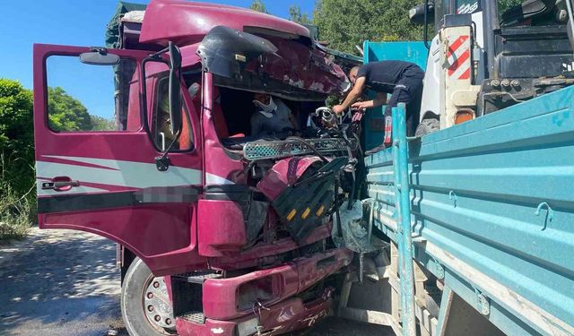 İki kamyon virajda çarpıştı: 1 ölü 2 yaralı