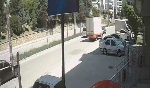 Karşı şeride geçen otomobil, kamyonetle çarpıştı