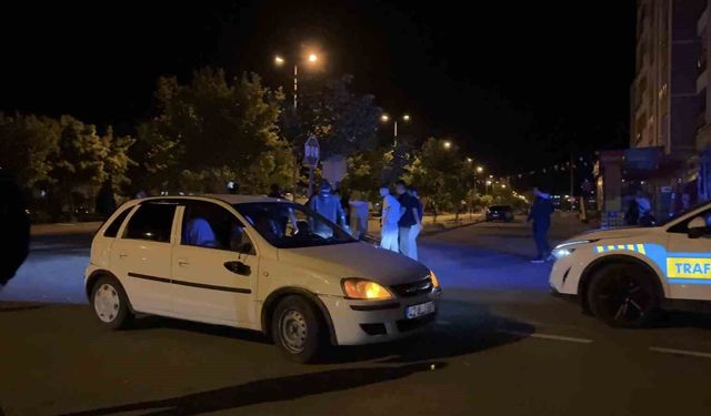Otomobille motosiklet çarpıştı: 1'i ağır 2 yaralı
