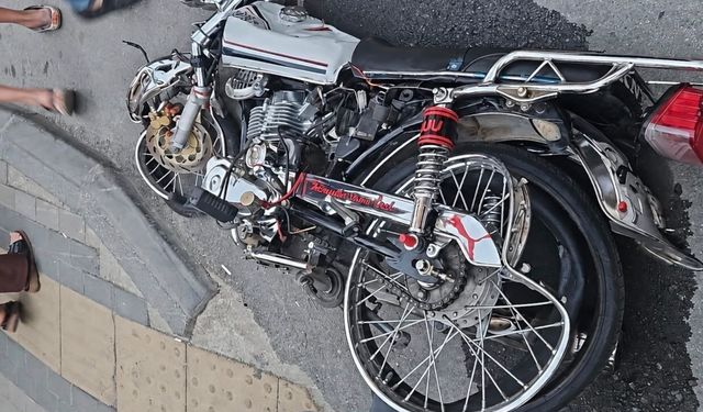 Otomobille çarpışan motosiklet sürücüsü ağır yaralandı