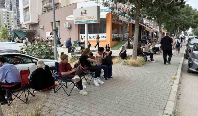 Öğrenciler içeride veliler dışarıda ter döktü