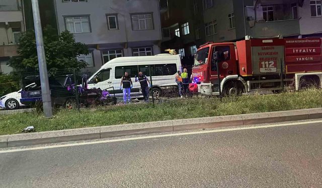 Park halindeki araçlara çarptı: 2'si ağır 3 yaralı