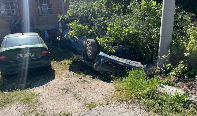 Takla atıp bahçeye devrilen otomobilin sürücüsü yaralandı