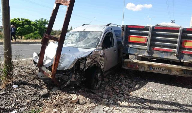 Ters yönden giden hafif ticari araç direğe çarptı: 1 yaralı