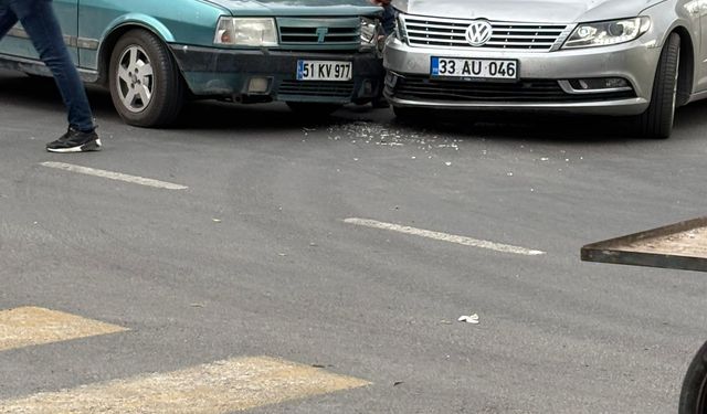 Bor’da Alparslan Türkeş Bulvarı’nda iki otomobil çarpıştı