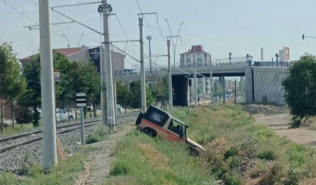 Niğde'de arazi aracı çukurda mahsur kaldı
