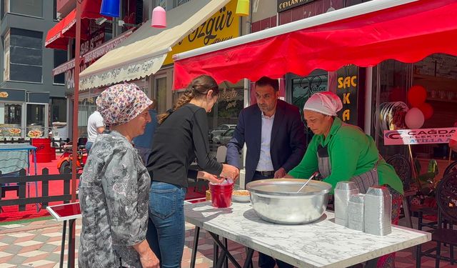 Niğde'de esnaftan gönülleri ısıtan aşure ikramı