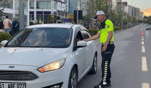 Niğde’de araçlar tek tek denetlendi