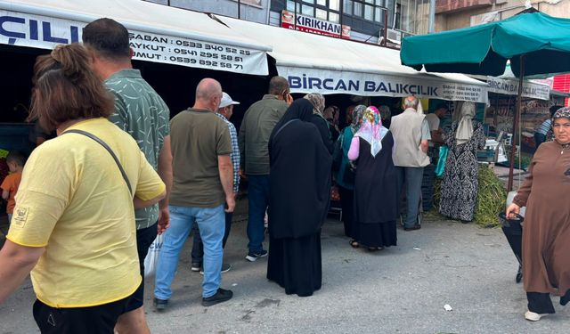Niğde'de tezgahta 40 lira yazdı, kuyruk uzadı
