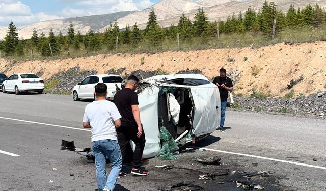 Niğde’de iki otomobil çarpıştığı feci kazada 5 kişi yaralandı