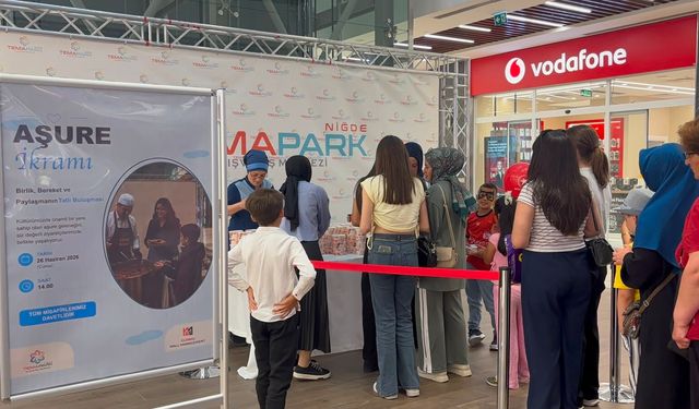 Niğde’de Temapark AVM’de vatandaşlara aşure ikramı