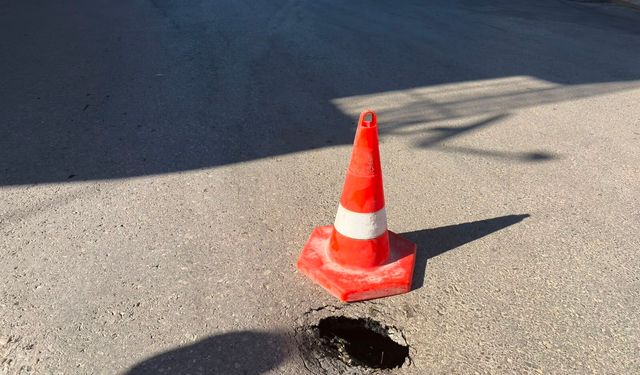 Niğde Sungurbey Camii yanında yol çöktü