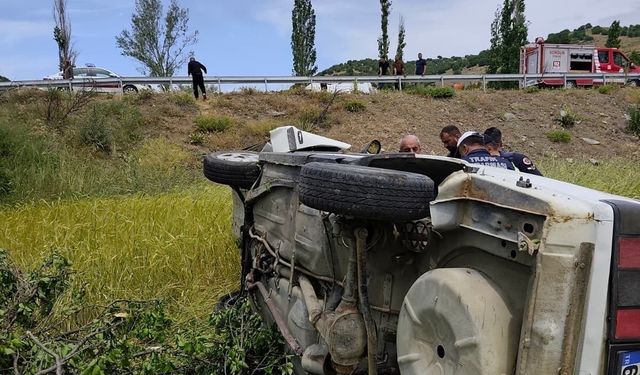 Takla atan otomobilde 2 kişi yaralandı