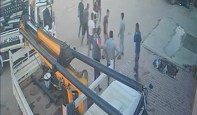 Yumruk, tokat ve tekmelerin havada uçuştuğu kavga kamerada
