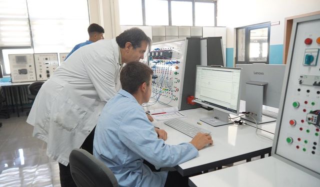 Niğde’de meslek lisesi öğrencileri hem üretiyor hem geleceğe hazırlanıyor