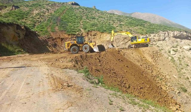 Köy yollarında bakım ve altyapı çalışmaları sürüyor
