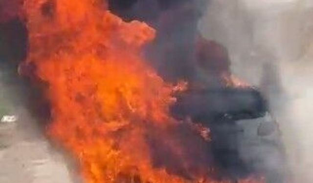 Seyir halindeki otomobil alev topuna döndü