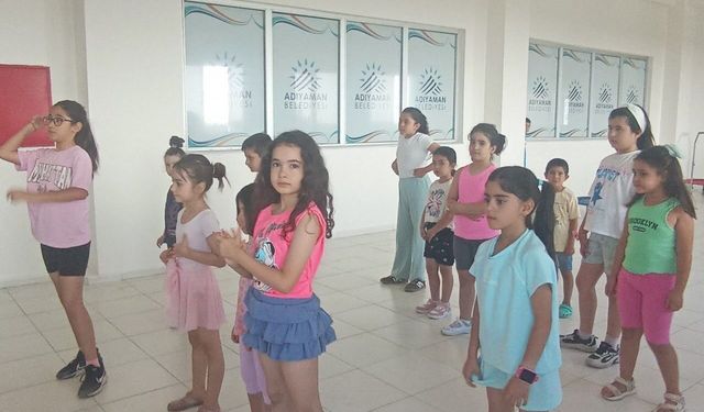 Çocuklar zumba ile hem eğleniyor hem spor yapıyor