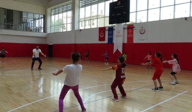 Yaz Spor Okullarında voleybol heyecanı başladı
